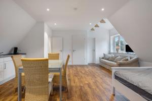 a kitchen and living room with a table and chairs at 2x Ferienwohnung Hohne-Lachendorf in Hohne
