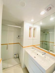 Et badeværelse på Costa Adeje Sunset Ocean View with Patio A By-Tenerife365