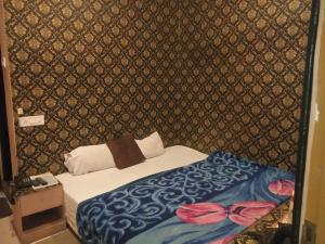 Postel nebo postele na pokoji v ubytování DS Residency Varanasi-Prime Location-Parking