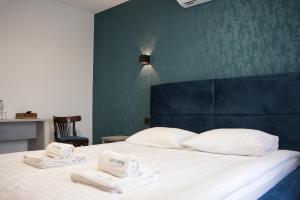 West Hotel客房内的一张或多张床位