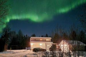 a building with the aurora in the sky at Skoglund privat Villa in Trysil