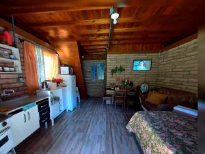 a room with a kitchen and a living room at Recanto da Paz - Aos pés do Morro da Borússia in Osório
