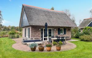 a small house with a table and chairs and an umbrella at Florein in Paasloo