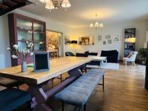 een eetkamer en woonkamer met een tafel en stoelen bij Aux Magnolias, Maison proche Colmar et Munster in Zimmerbach +10 foto's