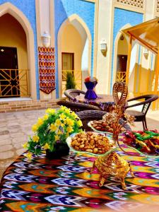 una mesa con comida en un patio en Boutique hotel Shakh, en Bukhara