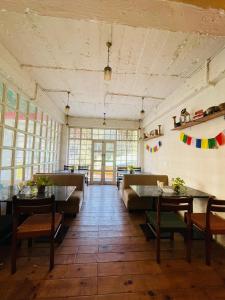 Restoran või mõni muu söögikoht majutusasutuses The Village Manali- Café, Bar & Bistro