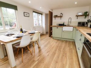 une cuisine avec une table et des chaises dans une pièce dans l'établissement Holborn Cottage, Blencathra Street, à Keswick 26 autres photos