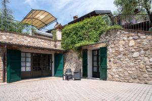 a stone building with a chair in front of it at Villa Mia con SPA e piscina in Corte Franca