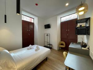 Habitación con cama, escritorio y mesa. en Hotelito Boutique Tenerife Guimerá, en Santa Cruz de Tenerife