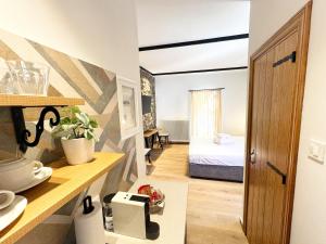 una camera con letto e cucina di Grouspa Oiti a Oíti