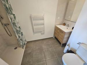 a bathroom with a toilet and a sink at Appartement duplex Mimizan plage in Mimizan