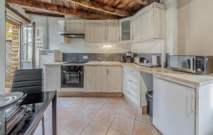 Η κουζίνα ή μικρή κουζίνα στο Beautiful Home In Mont-Dol With Wifi