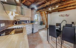 Η κουζίνα ή μικρή κουζίνα στο Beautiful Home In Mont-Dol With Wifi