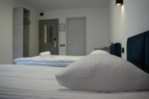 West Hotel客房内的一张或多张床位