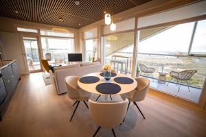 une salle à manger avec une table et des chaises dans une pièce dans l'établissement Marina Resort C9, à Kalajoki