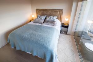 une chambre avec un lit et une salle de bain avec un lavabo dans l'établissement Marina Resort C9, à Kalajoki