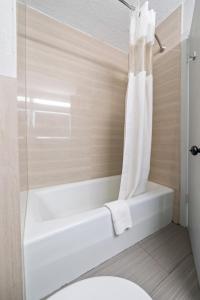 Koupelna v ubytování Americas Best Value Inn & Suites Brenham