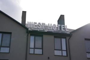 MostiskaWest Hotel的建筑物顶部的标志