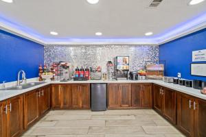 Kuchyň nebo kuchyňský kout v ubytování Americas Best Value Inn & Suites Brenham