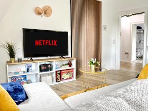 Televisyen dan/atau pusat hiburan di Sunny Stay Apartments Coburg zentral mit Parkplatz