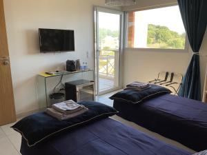 Postel nebo postele na pokoji v ubytování Suite avec 2 chambres d'hôtes pour 1 à 4 personnes avec terrasse, vue mer, parking privé, proche port et aéroport