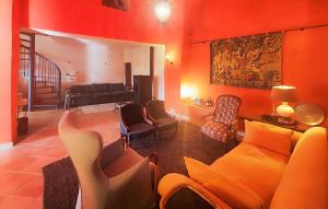 Χώρος καθιστικού στο Lovely Home In Cabrerolles With Wifi