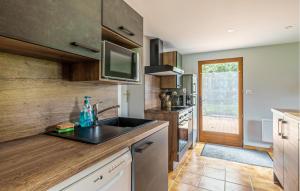 Dapur atau dapur kecil di Amazing Home In Saulxures-Sur-Moselott