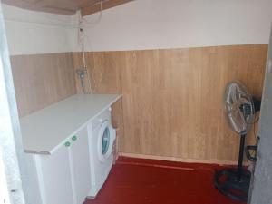 Un cuarto de lavandería con una lavadora blanca y un ventilador. en Apartamento Mercé, en Santa Pola 10 fotos más