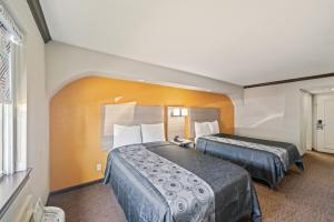 Postel nebo postele na pokoji v ubytování Americas Best Value Inn & Suites Brenham