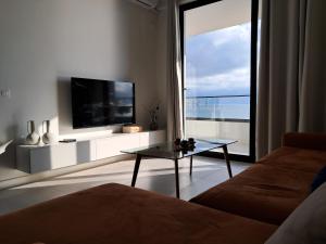 Μια τηλεόραση ή/και κέντρο ψυχαγωγίας στο IDeal Sea View Apartment