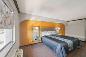 Postel nebo postele na pokoji v ubytování Americas Best Value Inn & Suites Brenham