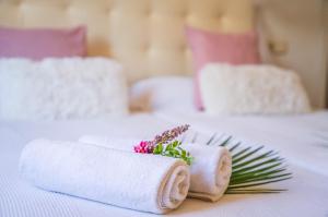 A bed or beds in a room at Ideal Property Mallorca - Can Caragol Font de Sa Cala