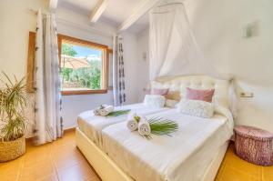 A bed or beds in a room at Ideal Property Mallorca - Can Caragol Font de Sa Cala
