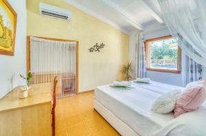 A bed or beds in a room at Ideal Property Mallorca - Can Caragol Font de Sa Cala