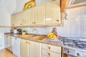 A kitchen or kitchenette at Ideal Property Mallorca - Can Caragol Font de Sa Cala