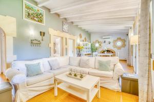 A seating area at Ideal Property Mallorca - Can Caragol Font de Sa Cala