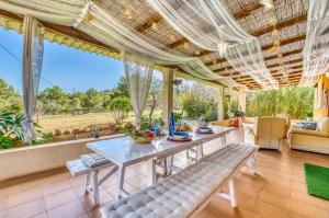 A seating area at Ideal Property Mallorca - Can Caragol Font de Sa Cala