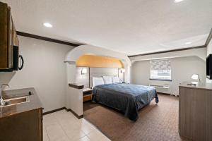 Postel nebo postele na pokoji v ubytování Americas Best Value Inn & Suites Brenham
