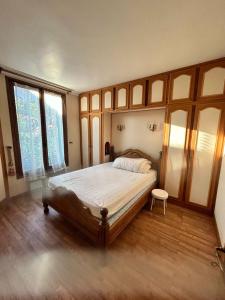 Postel nebo postele na pokoji v ubytování Belle F3 L'Hays les roses