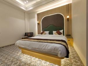 Un pat sau paturi într-o cameră la Hotel The Raghavas'