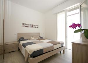 a bedroom with a bed with a large window at Residenza Adua Evangelisti Casa in Bellaria-Igea Marina +45 photos