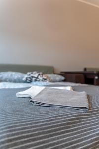 Łóżko lub łóżka w pokoju w obiekcie Apartament Centrum 32m2 Kłodzko - Przyjaciół Ziemi Kłodzkiej - Spokój, Cisza, Bliskość Atrakcji