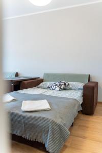 Łóżko lub łóżka w pokoju w obiekcie Apartament Centrum 32m2 Kłodzko - Przyjaciół Ziemi Kłodzkiej - Spokój, Cisza, Bliskość Atrakcji