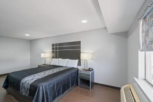 Postel nebo postele na pokoji v ubytování Americas Best Value Inn & Suites Brenham