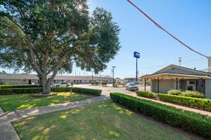 Zahrada ubytování Americas Best Value Inn & Suites Brenham