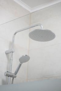 a shower with a shower head in a bathroom at Casa do Lago in Campinho