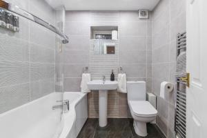 a bathroom with a sink and a toilet and a bath tub at Cozy Maisonette in Langley Vale in Kingswood Warren +24 photos
