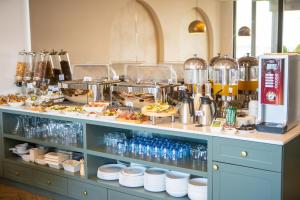 ein Buffet mit Speisen und Getränken in der Unterkunft Exclusive Hotel in Budva + 99 Fotos