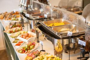 ein Buffet mit vielen verschiedenen Speisen in der Unterkunft Exclusive Hotel in Budva