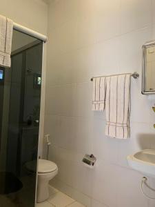 een badkamer met toilet en wastafel bij Suíte Pitangueira - Hospedaria Sonho De Infância in Mato Verde +6 foto's